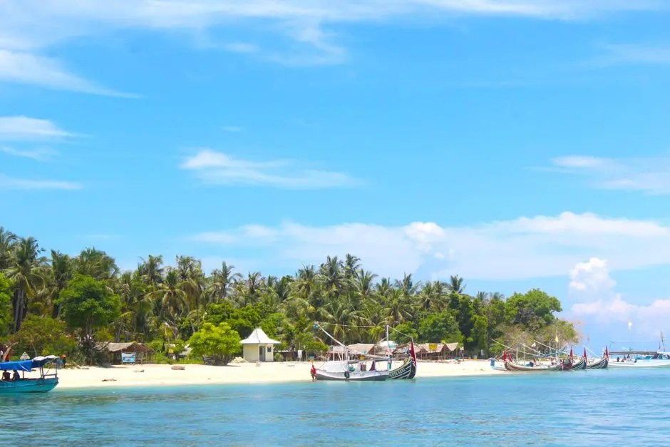 Pemandangan pesisir untuk liburan sederhana dari Amurang