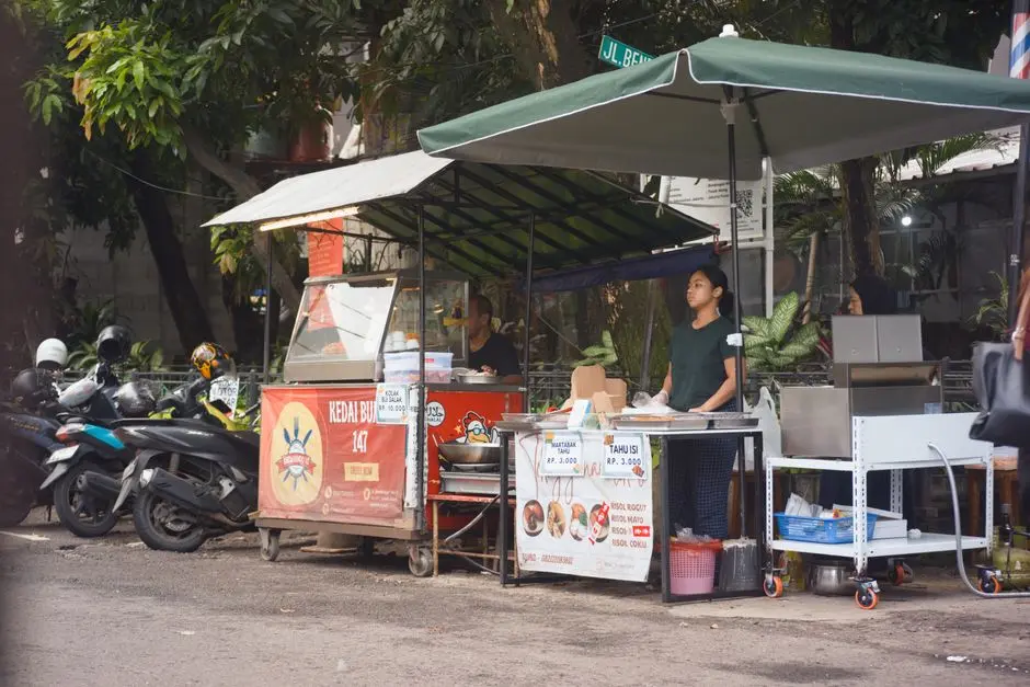 Suasana warung makan lokal di pinggir jalan desa wisata